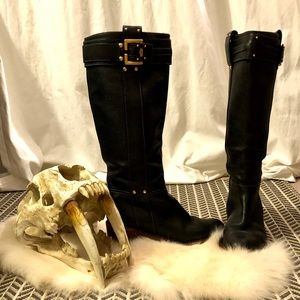 Chloé pebble black with gold buckle booties